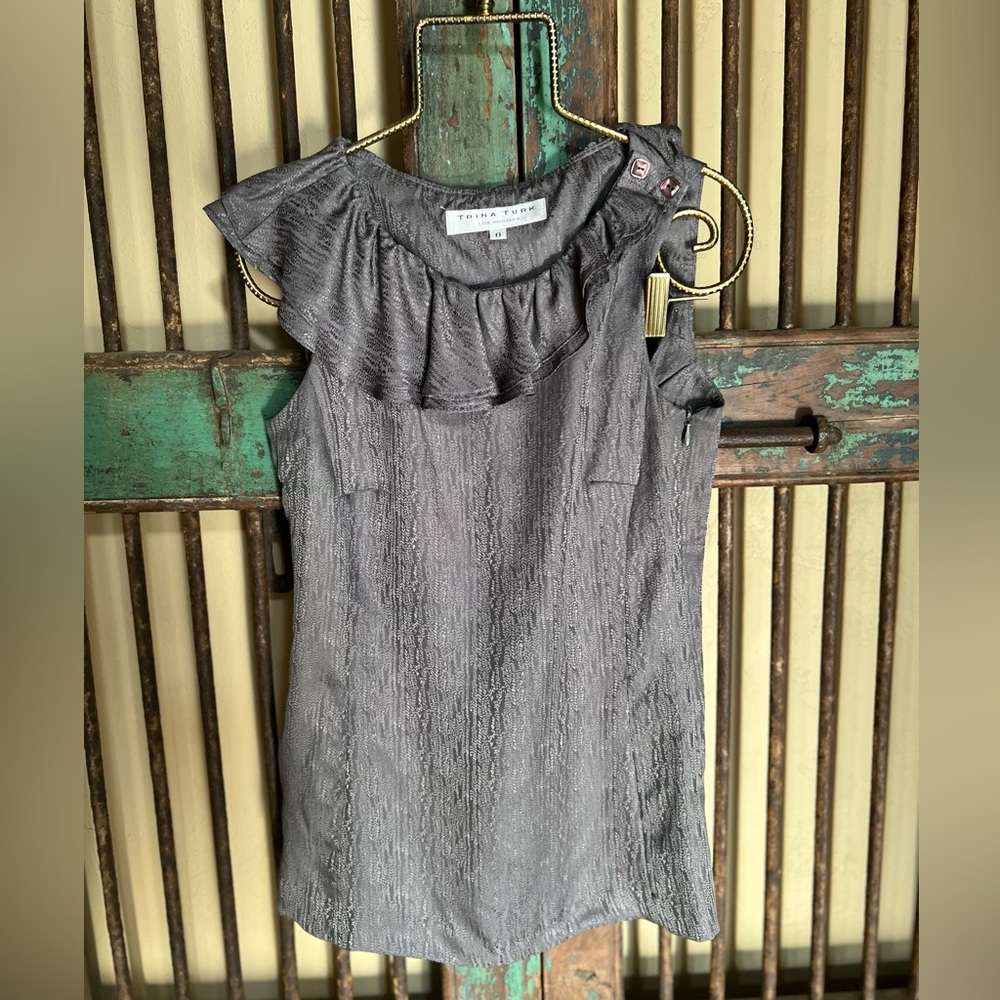 Trina Turk size 0 gray sleeveless silk blouse